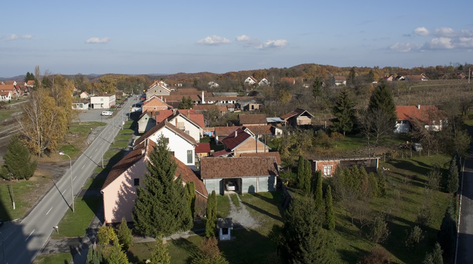 Pogled sa crkve na Đulovac