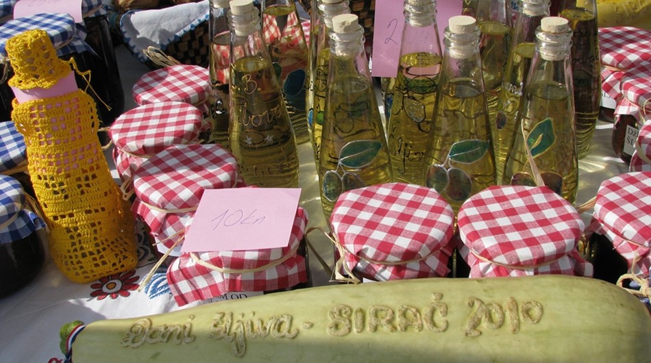 Dnevi sliv in žganja v Siraču