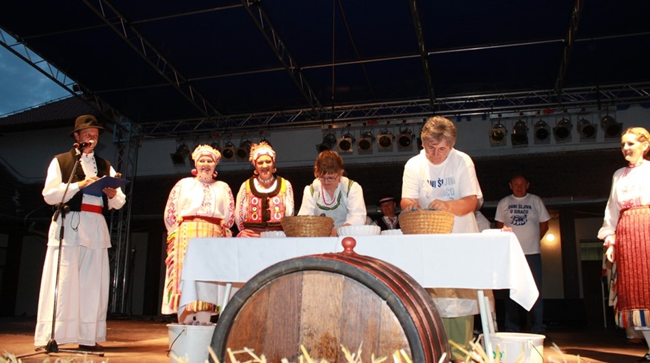 Dnevi sliv in žganja v Siraču