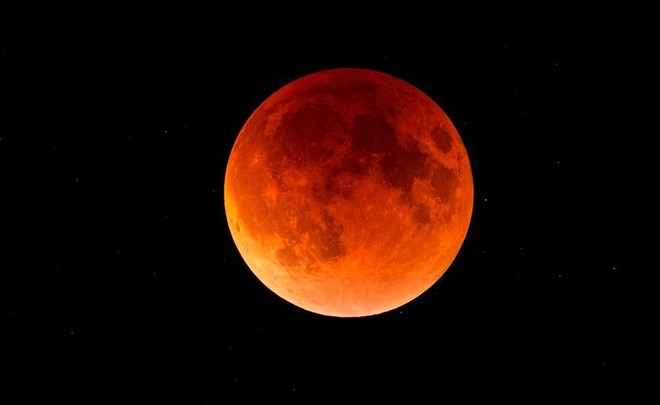 Potpuna pomrčina Mjeseca i opozicija Marsa