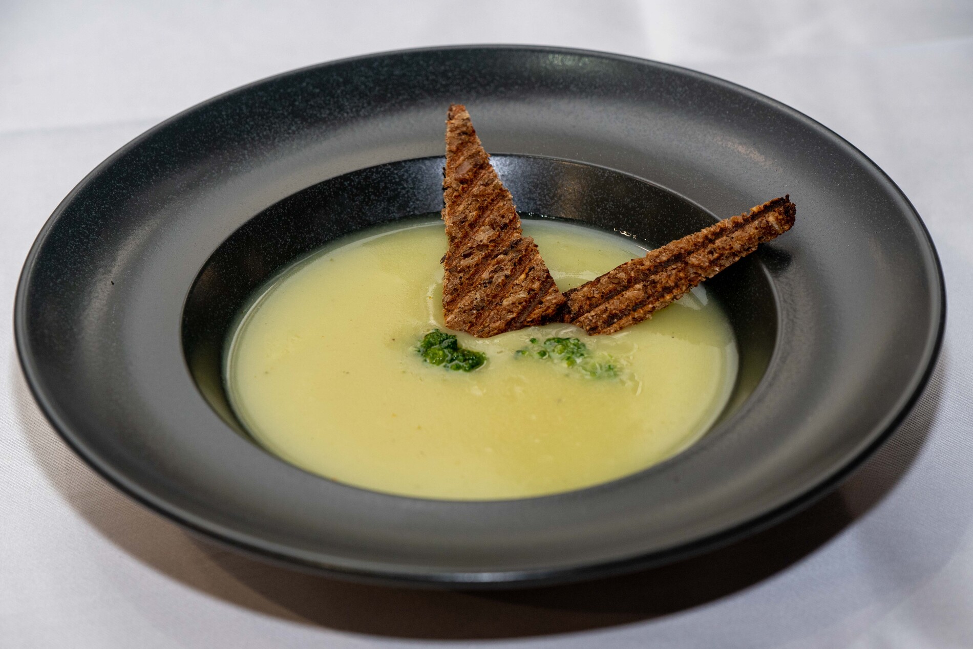 Krem juha od brokule s tostiranim kruhom od cjelovitih zitarica