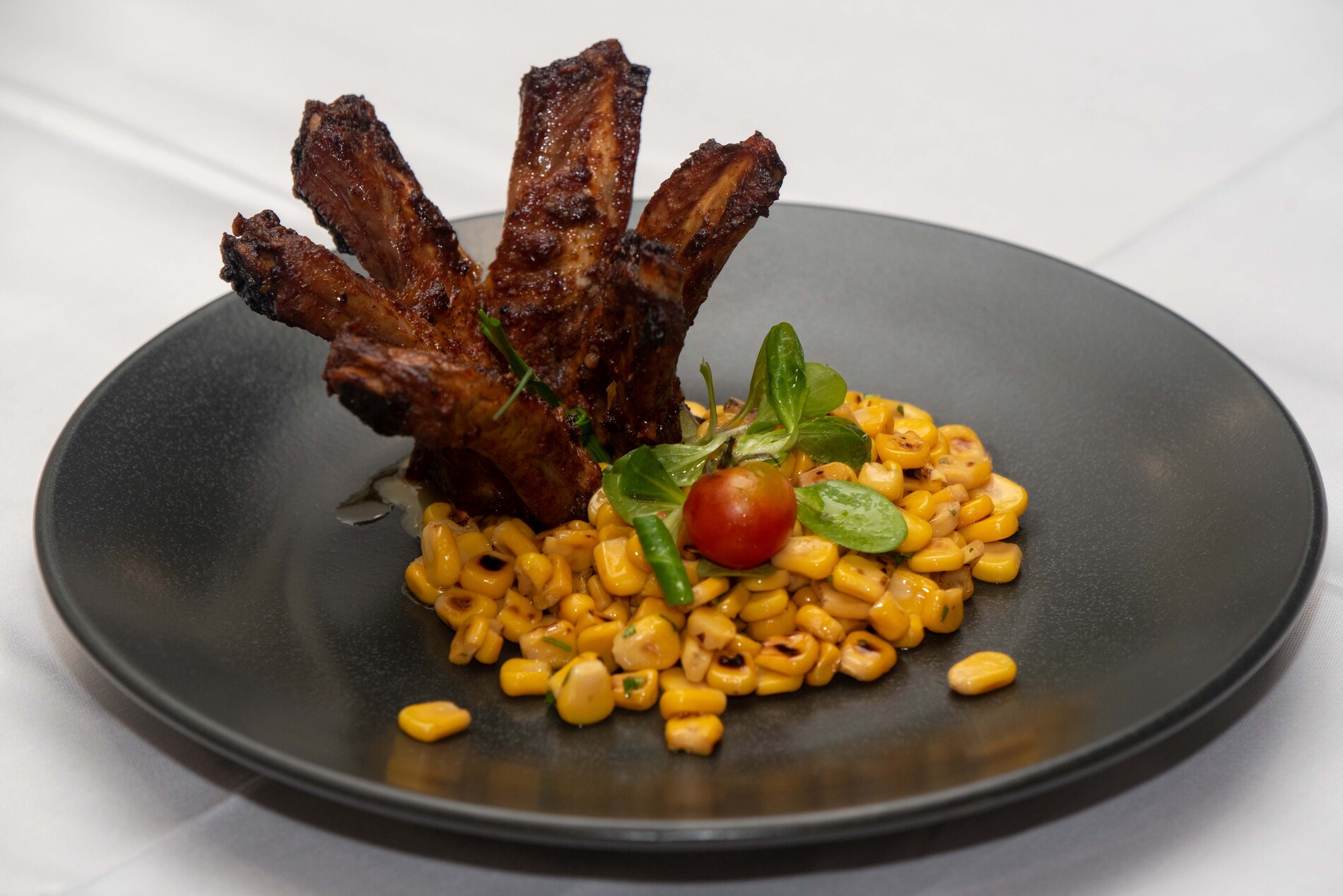 Pecena svinjska rebaraca u umaku od meda i senfa grilano zrnje kukuruza s aromatiziranim začinima i limunom